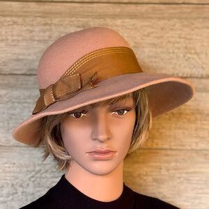 Vintage Boutique Kates Canada Feutre Mouchoir
Felt Cloche Wide Brim Hat
